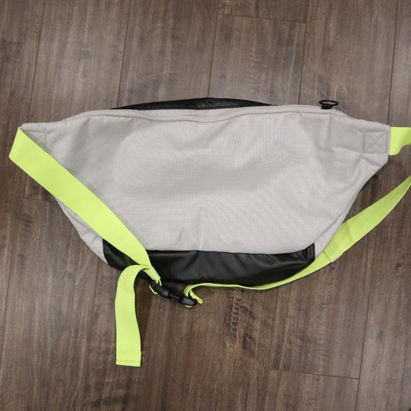 Nike Tech Winterized Hip Bag - Picture 4 of 4